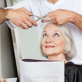  Accompagnement et 
mise en place de 
soins adaptés
Coiffeur, podologue,
esthéticienne,
manucure…
